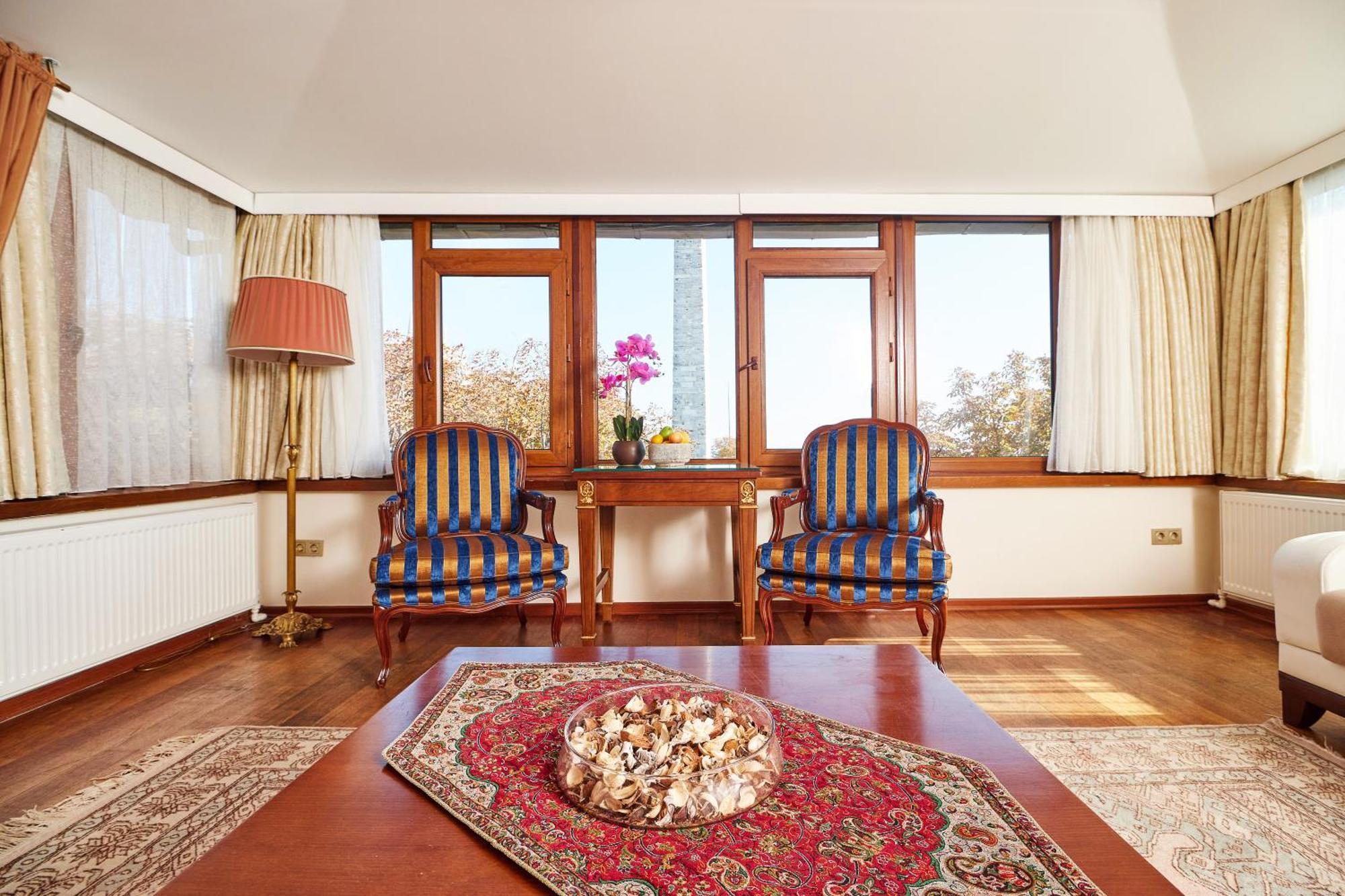 Suite con cama extragrande y vistas a la Mezquita Azul y al mar