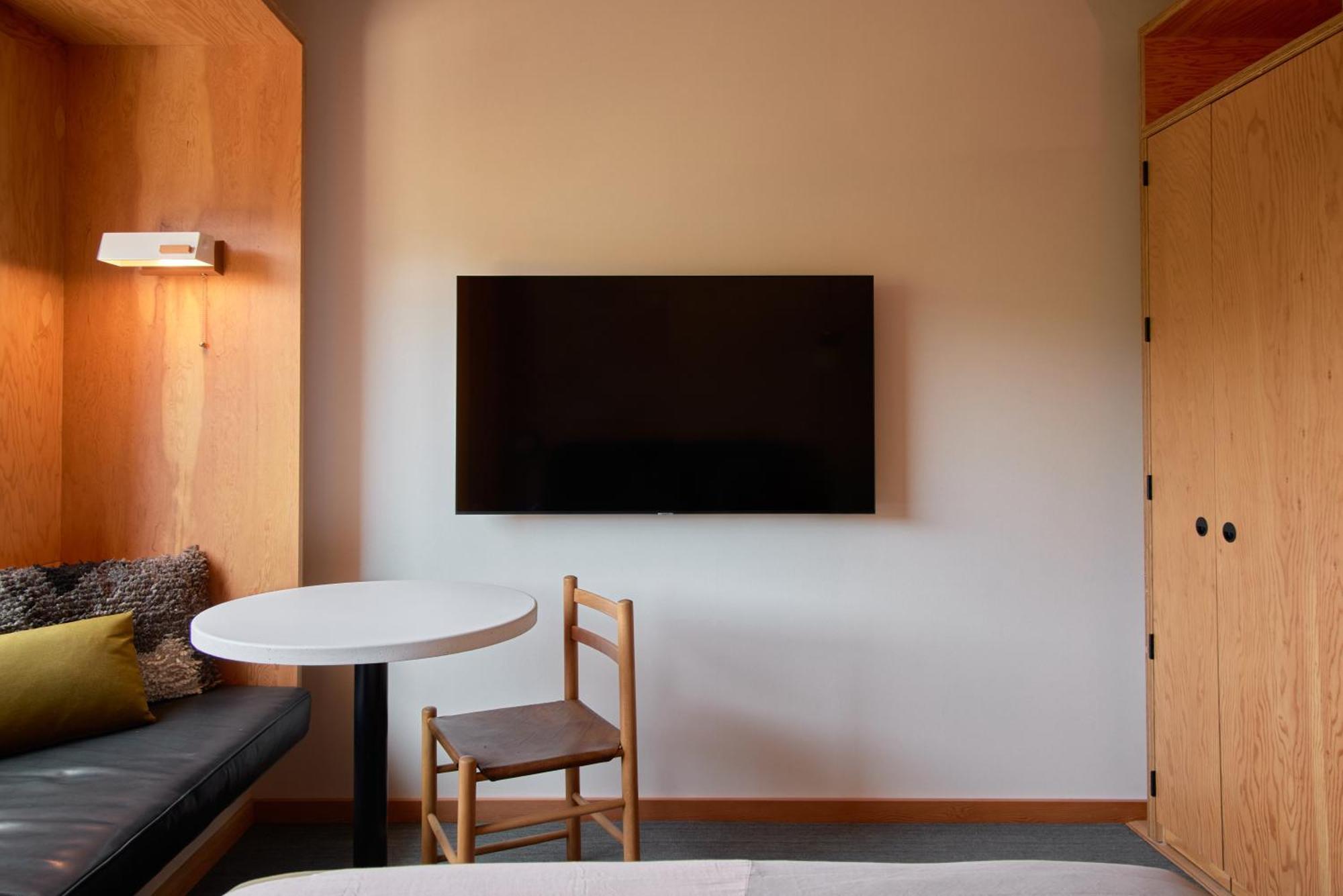 Habitación con cama grande