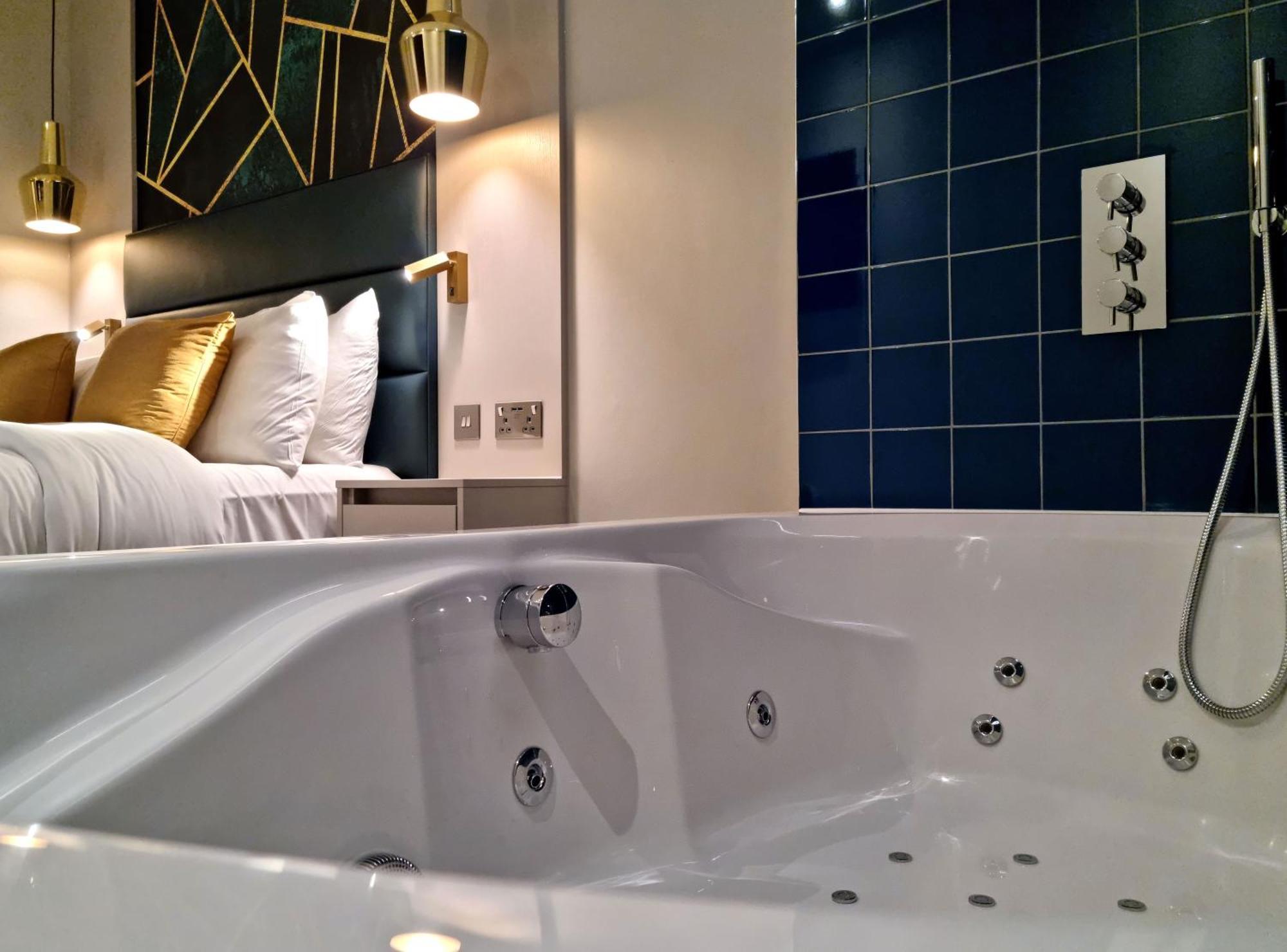 Signature Jacuzzi Suite