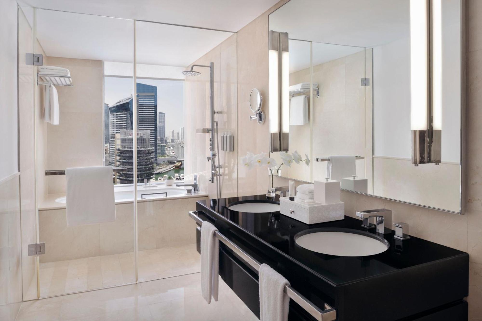 Habitación Grand con vistas al puerto deportivo, cama extragrande, acceso al salón club con desayuno, almuerzo y cena, y acceso directo al centro comercial Dubai Marina Mall y a Marina Walk