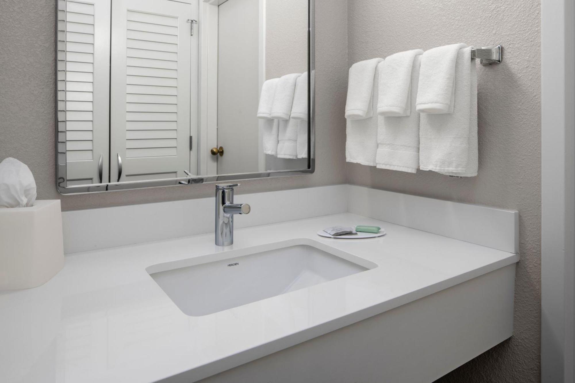 King Room with Bathtub - Mobility Access/Hearing Accessible