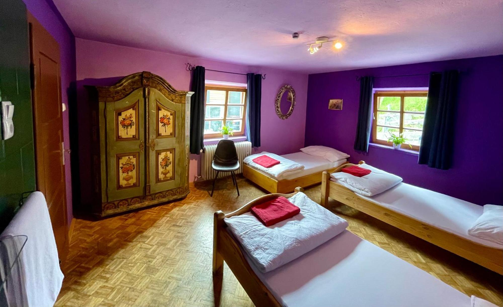 Deze driepersoonskamer heeft een gedeelde badkamer.