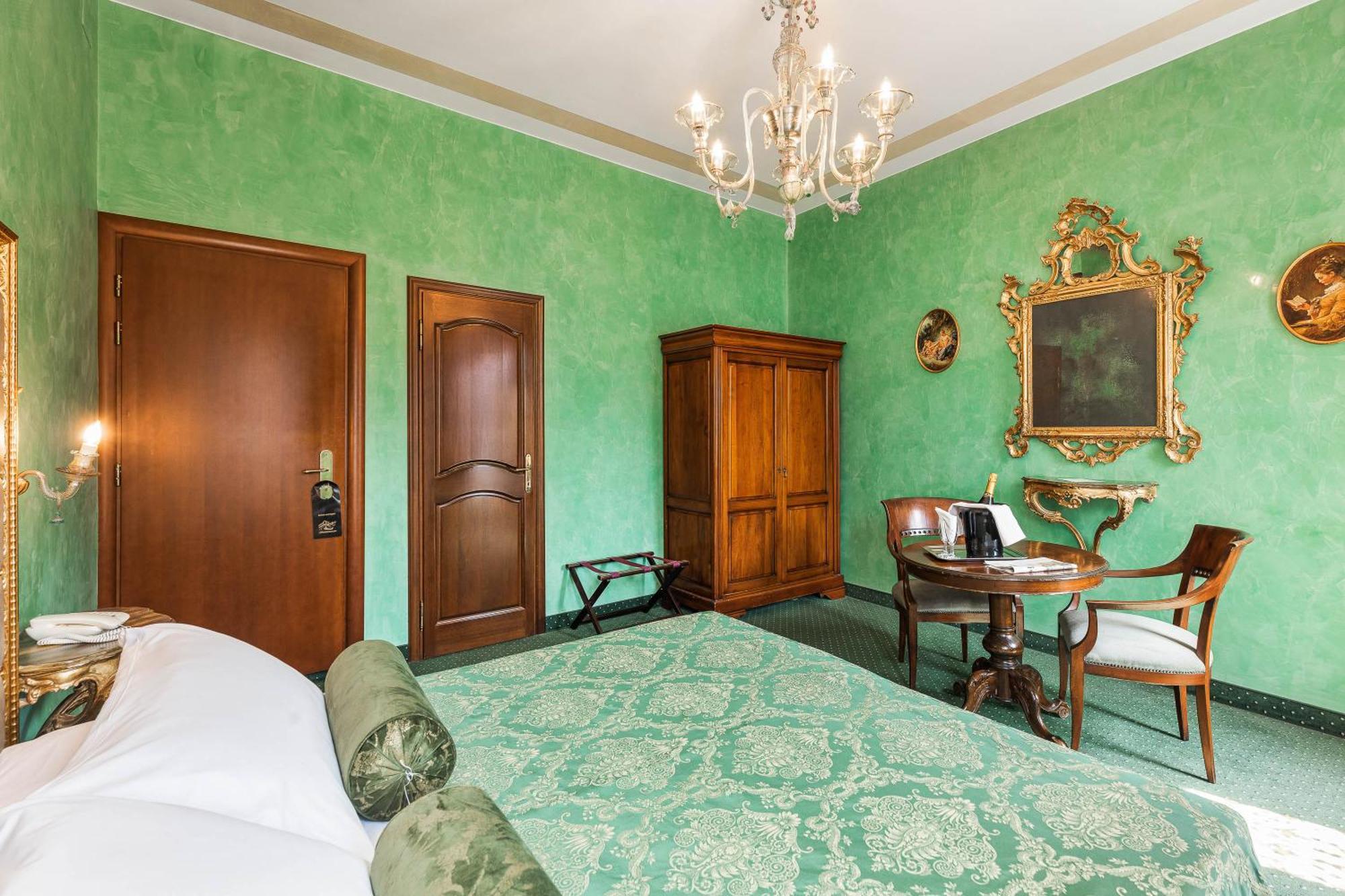 Deluxe Double or Twin Room Canal View