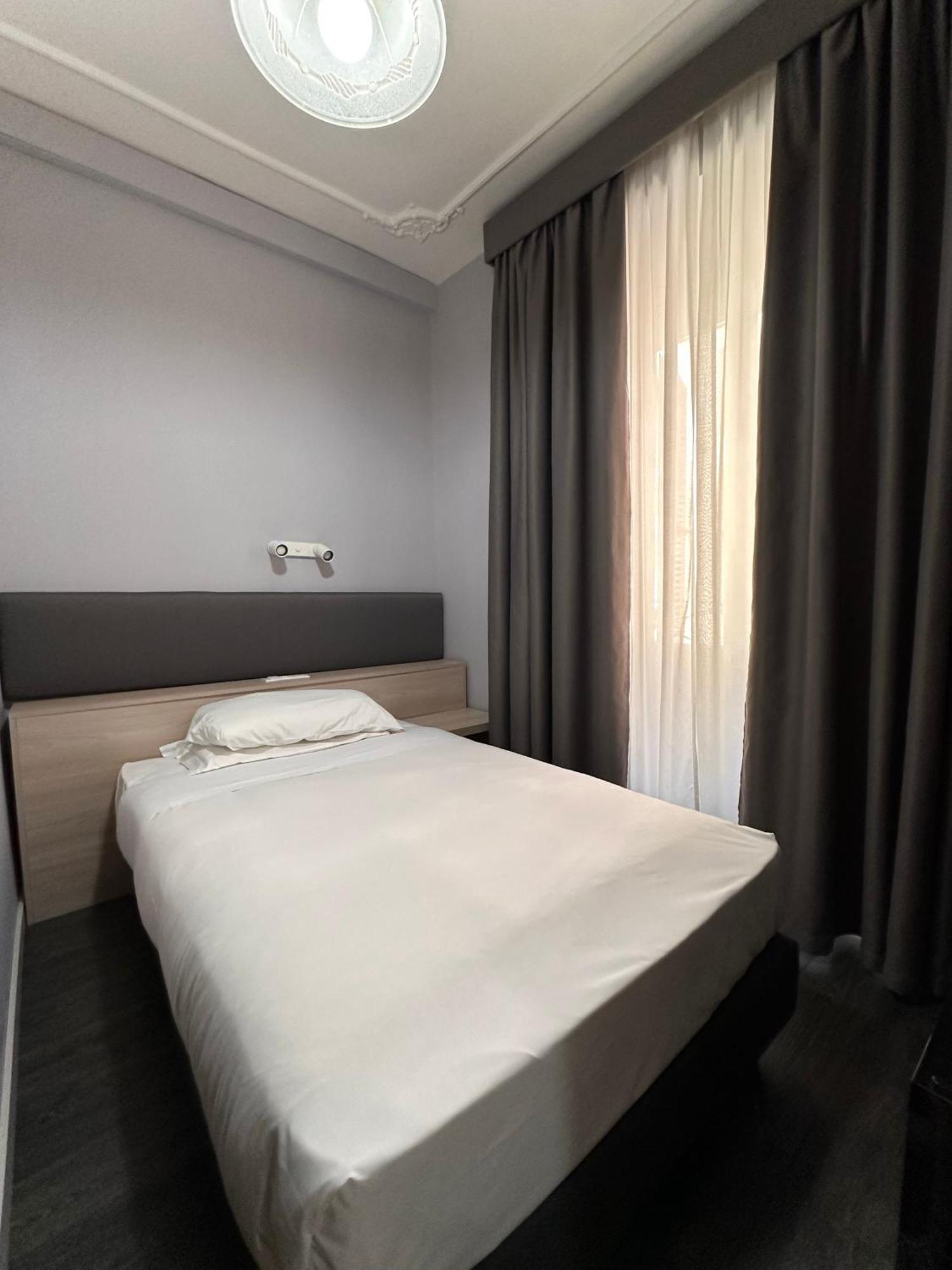 Single Room with French Bed