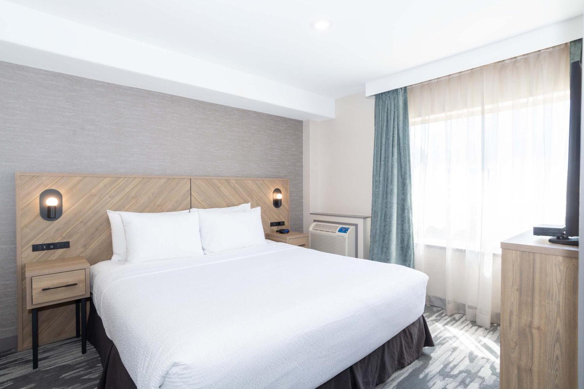 Deluxe Suite, 1 King, Sofa Bed, Kitchenette