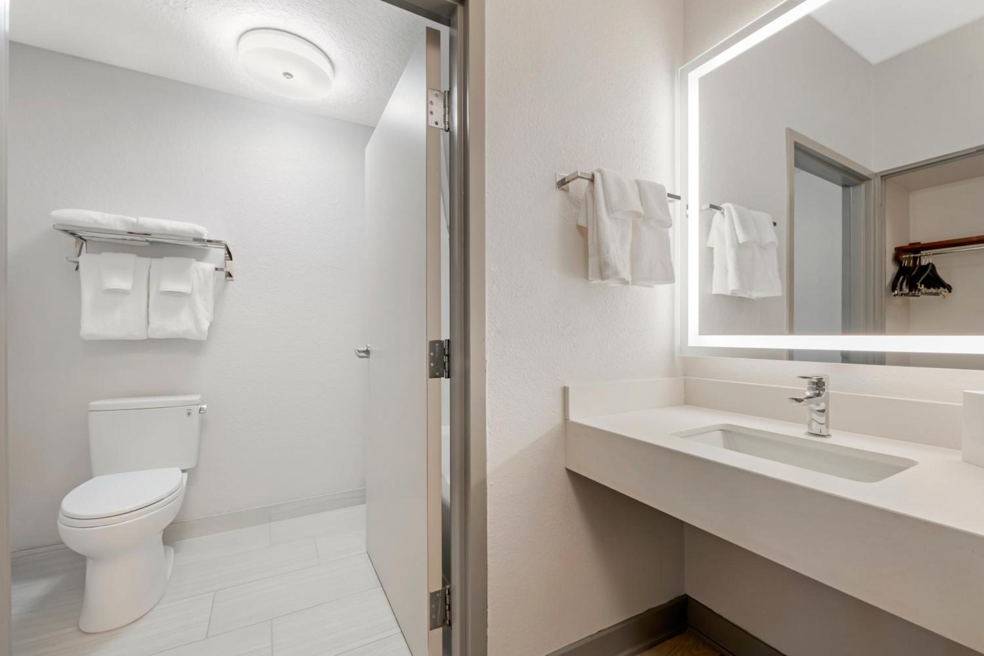 Suite mit Kingsize-Bett, Schlafsofa und Blick auf die Stadt