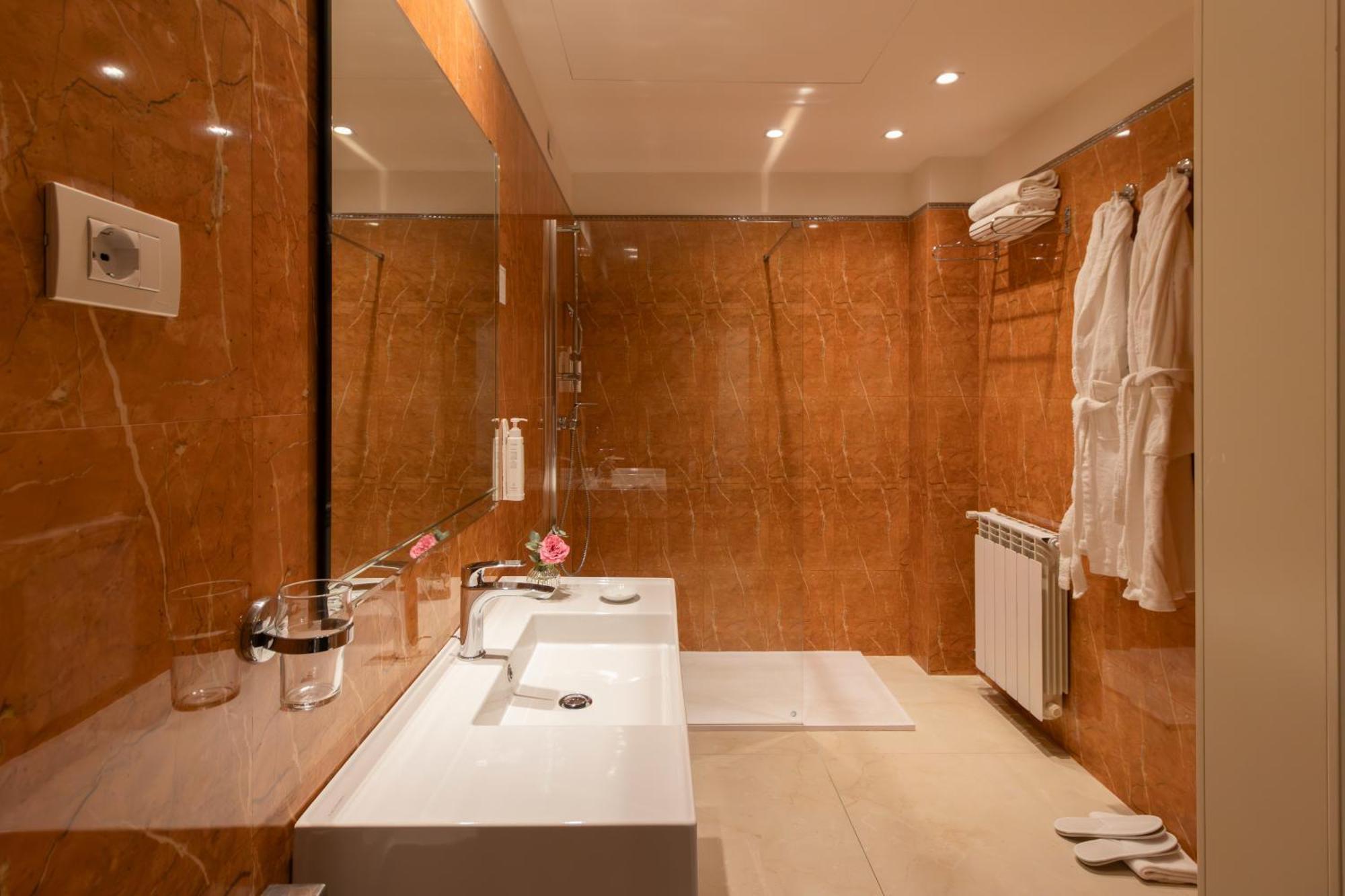 Deluxe Double or Twin Room Side Sea View