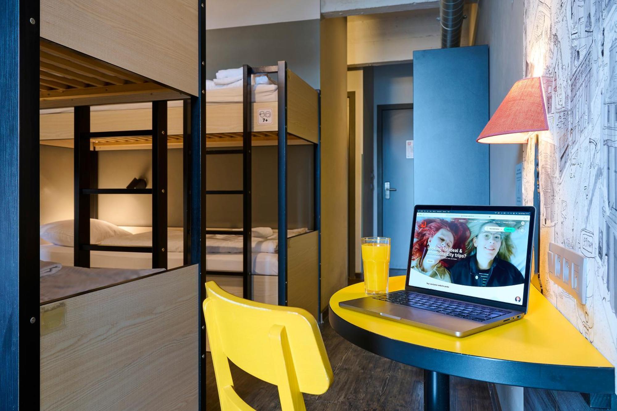 Cama en habitación compartida femenina de 6 camas