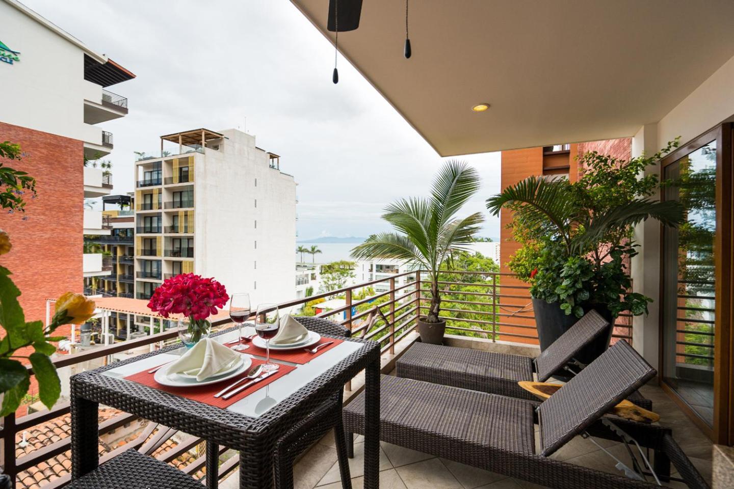 Apartamento con un balcón con vistas parciales al mar