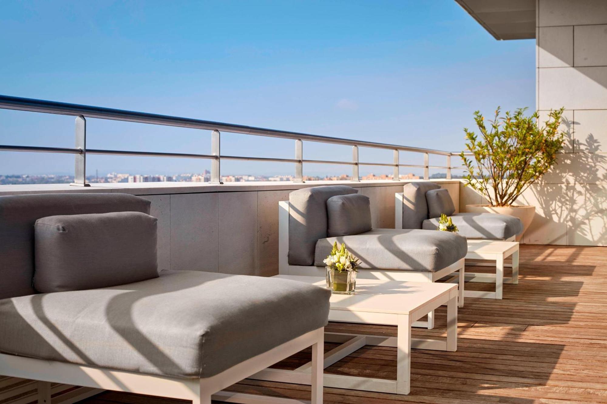 Club Club Lounge Spa access level Guest room 1 Queen