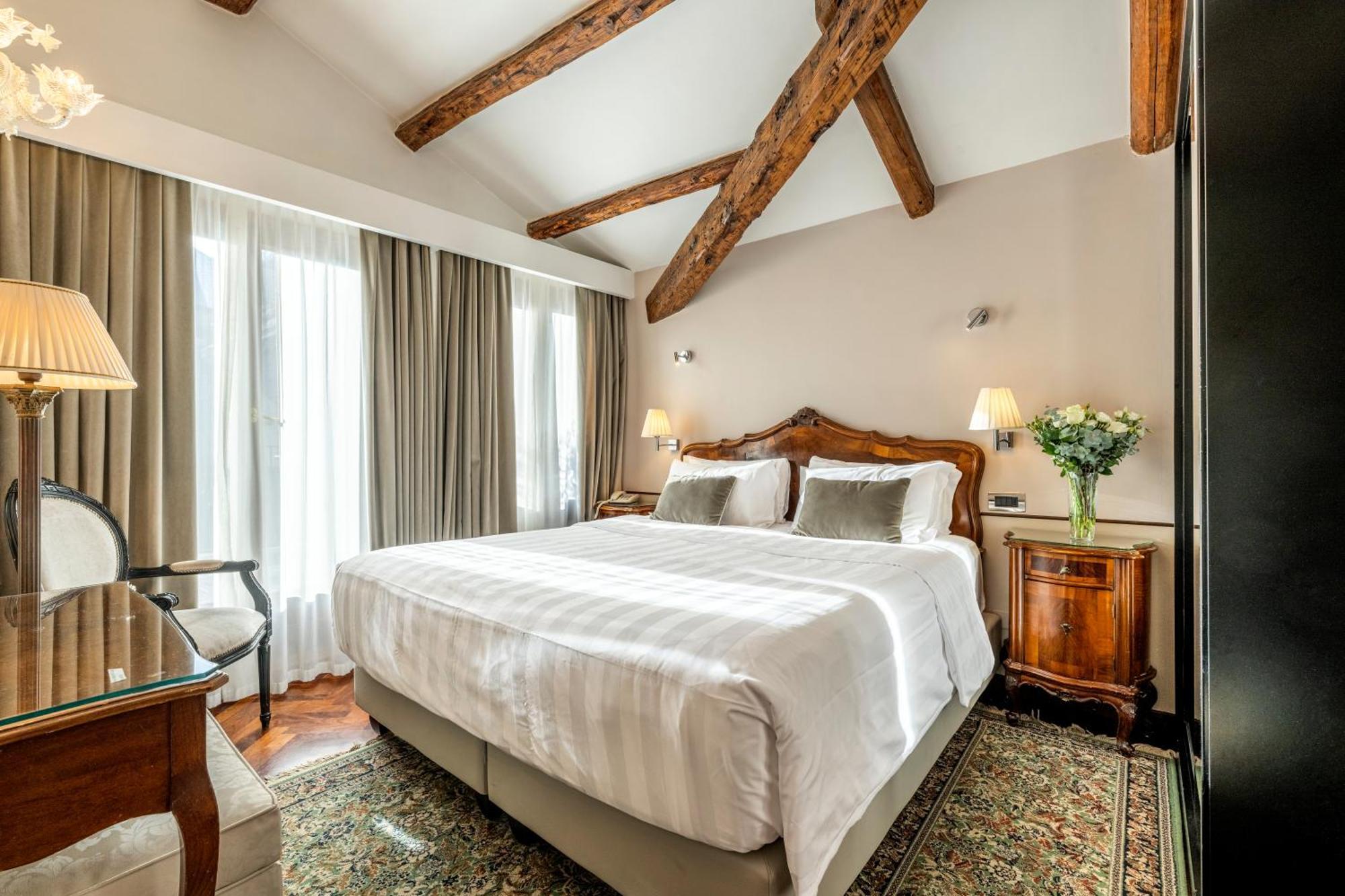 Doppelzimmer mit Terrasse und Kanalblick
