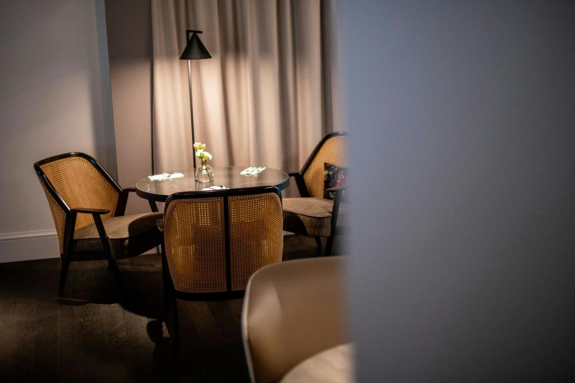 Club Queen room