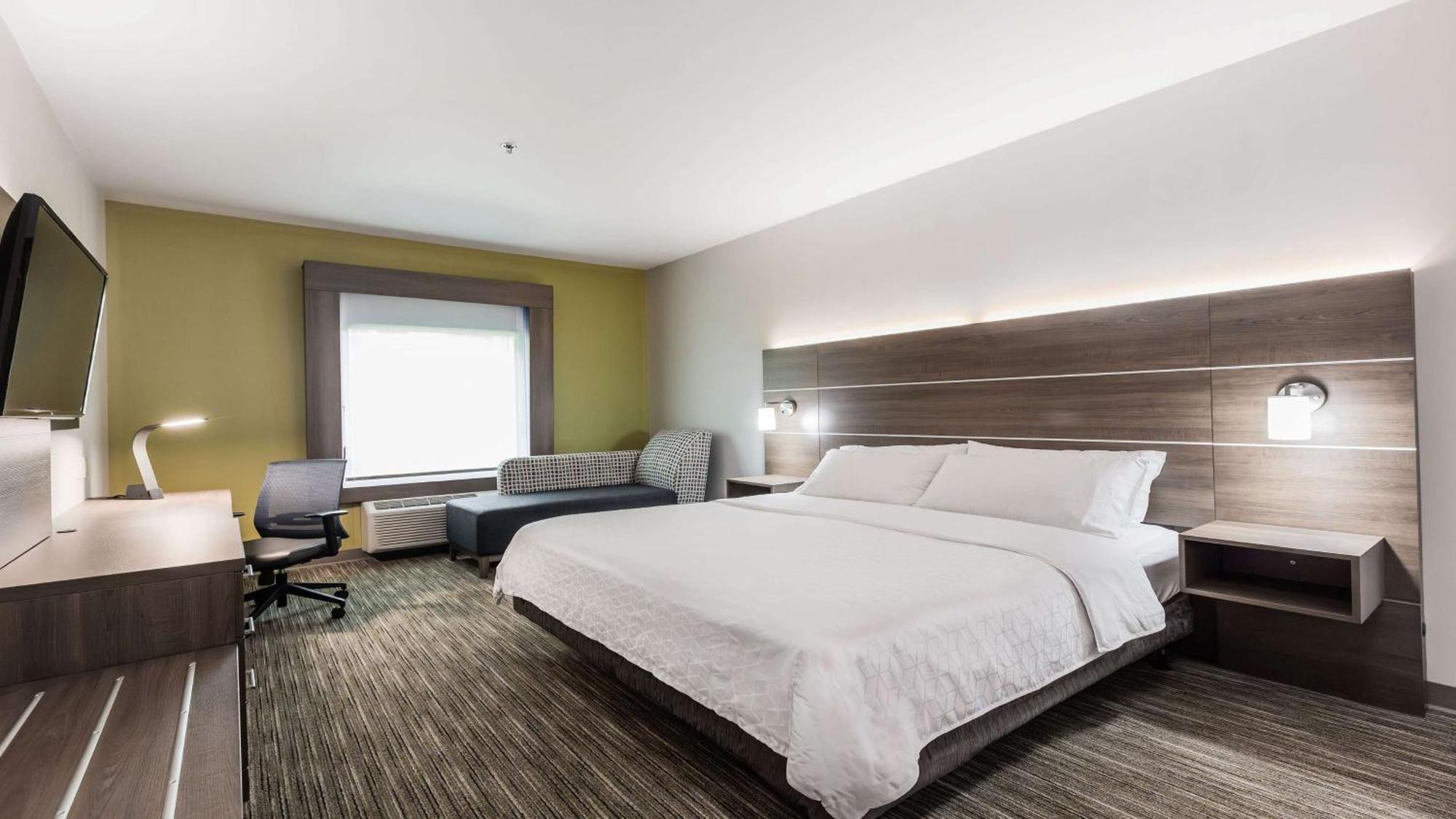 Standard King Room with Mobility Accessible Tub