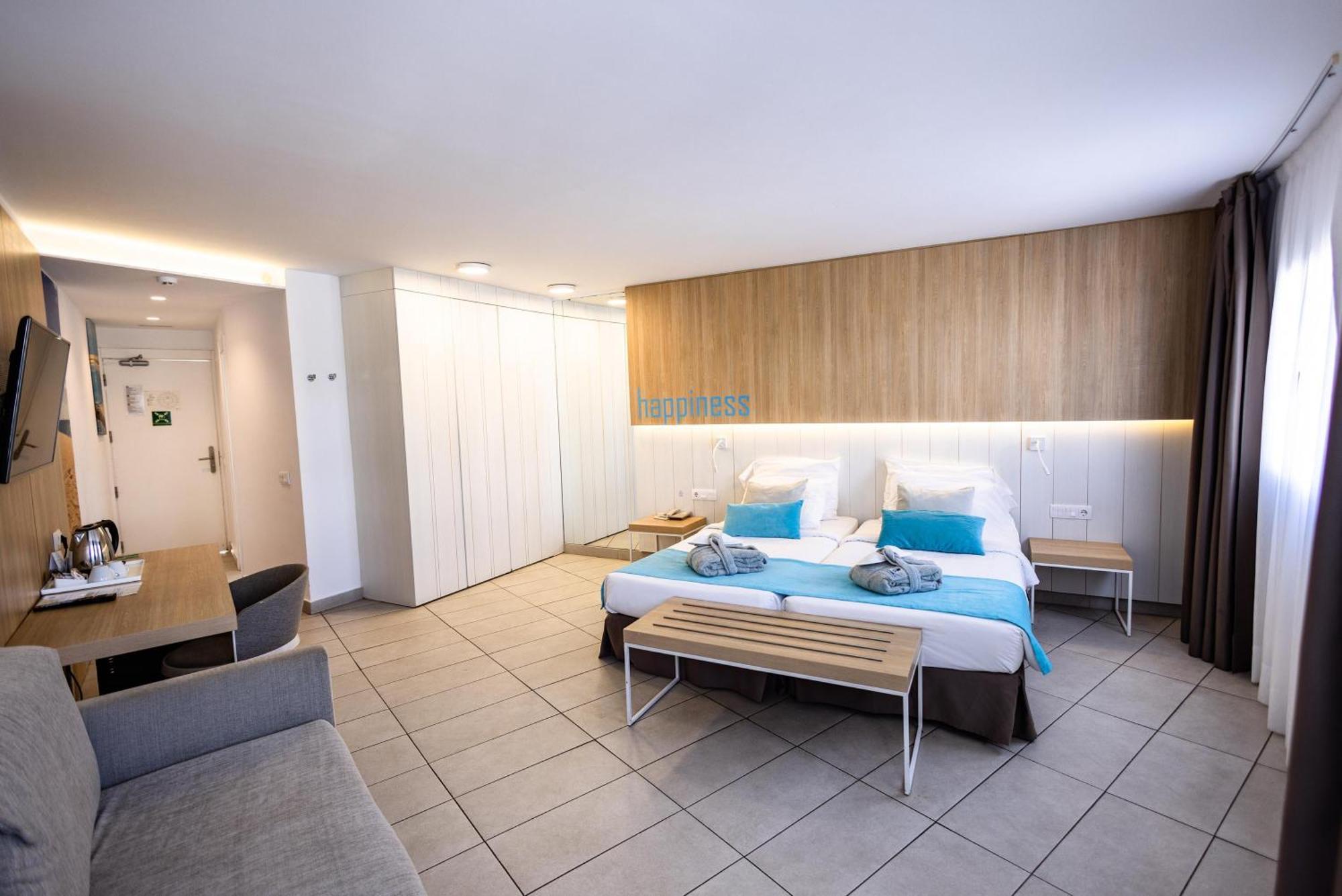 Chambre Supérieure avec Balcon - Vue Partielle sur Mer
