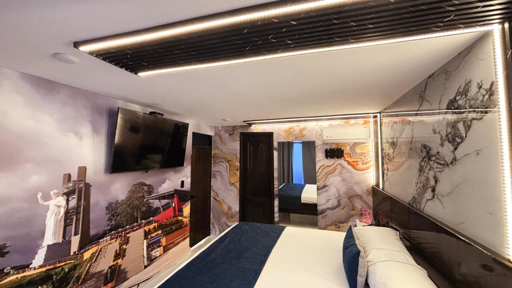 Suite con cama grande y balcón
