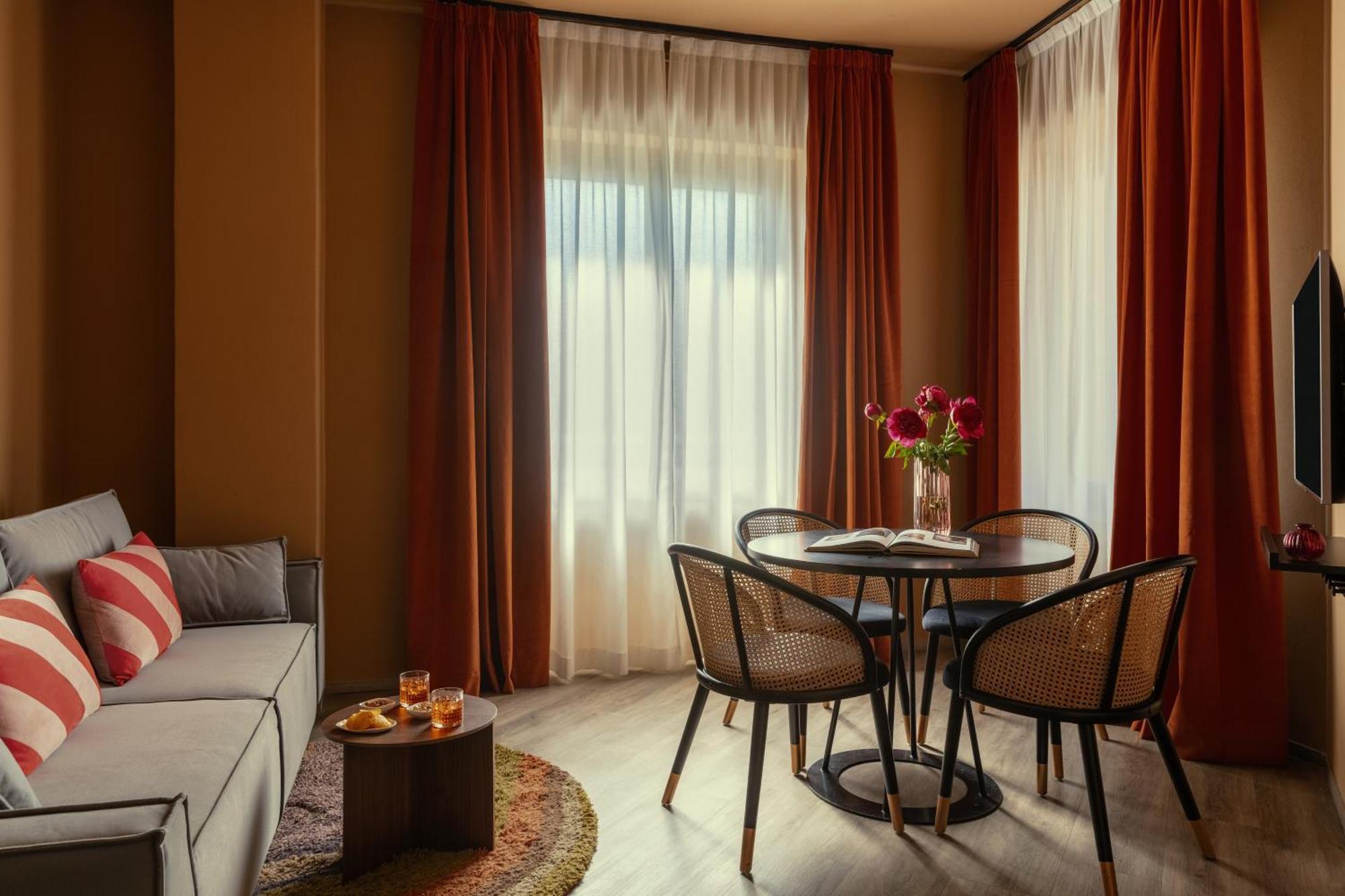 Spacious Apartment 1 Bedroom Kitchen Balcony