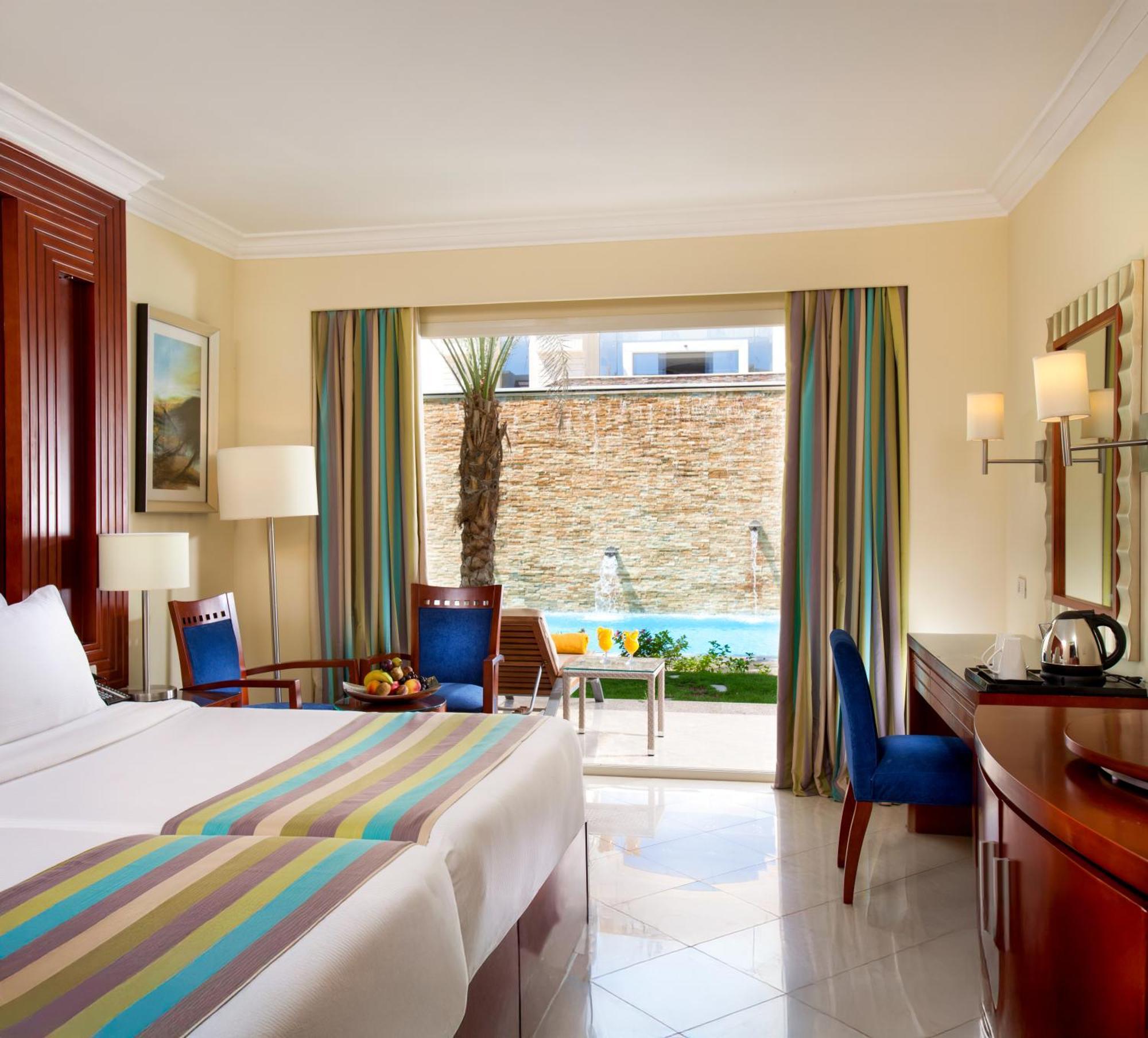 Quarto com Acesso Direto à Piscina