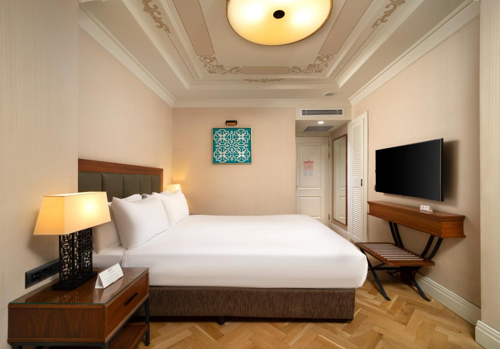 Superior French or Twin Bed Street View
