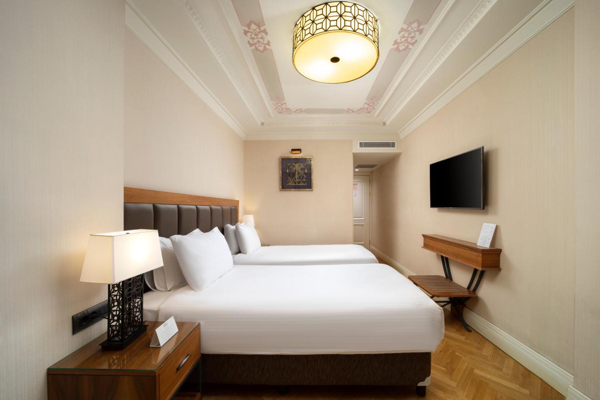 Superior French or Twin Bed Street View