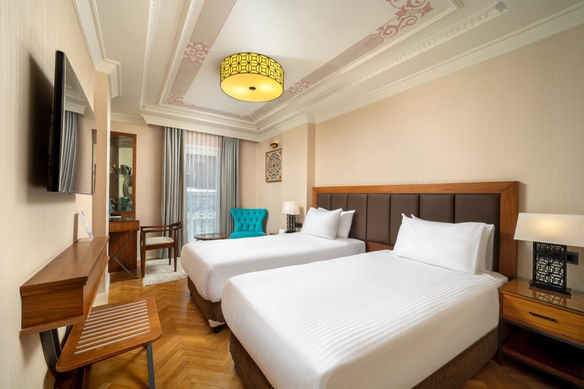Superior French or Twin Bed Street View