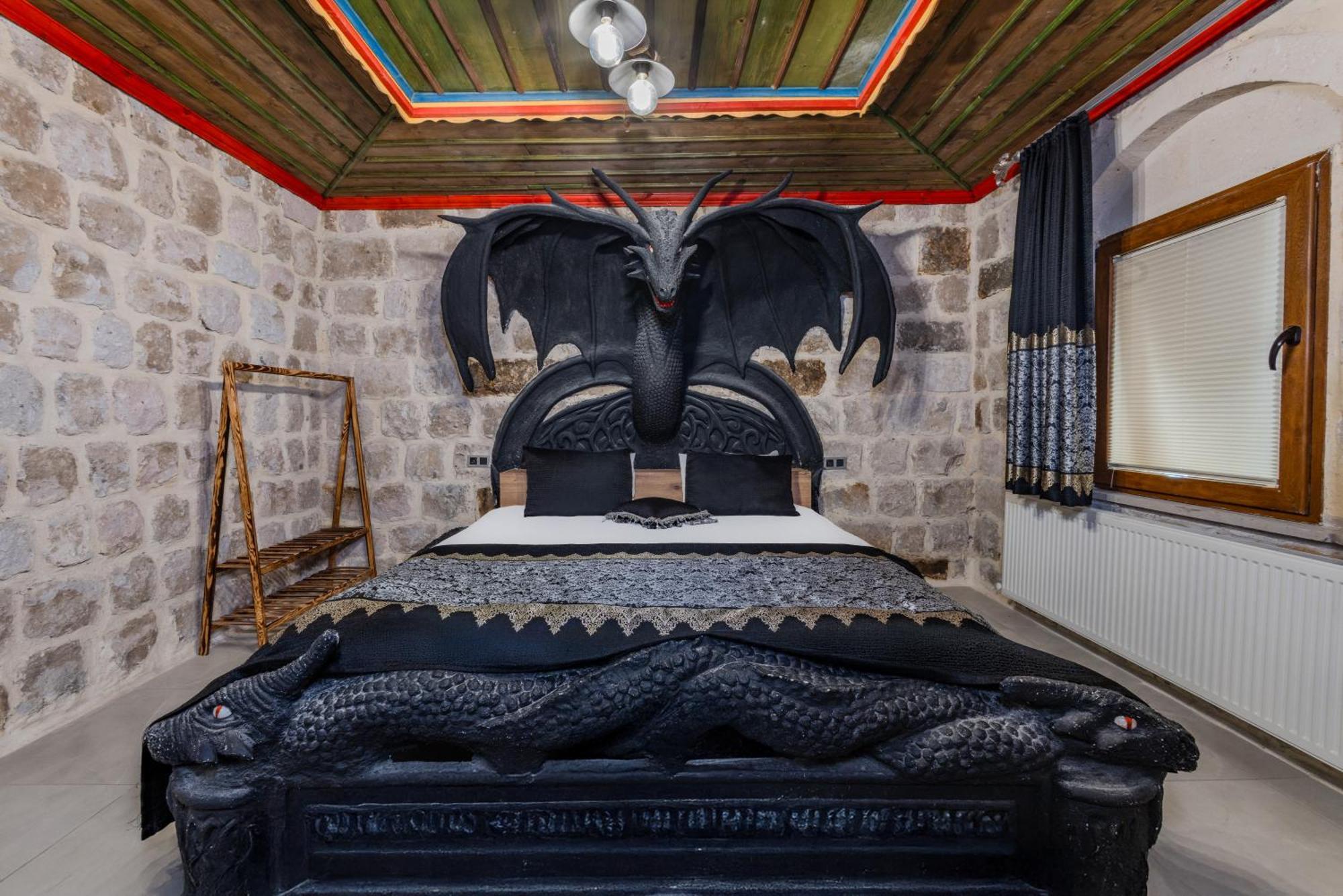 Zimmer mit Queensize-Bett und Whirlpool-Badewanne