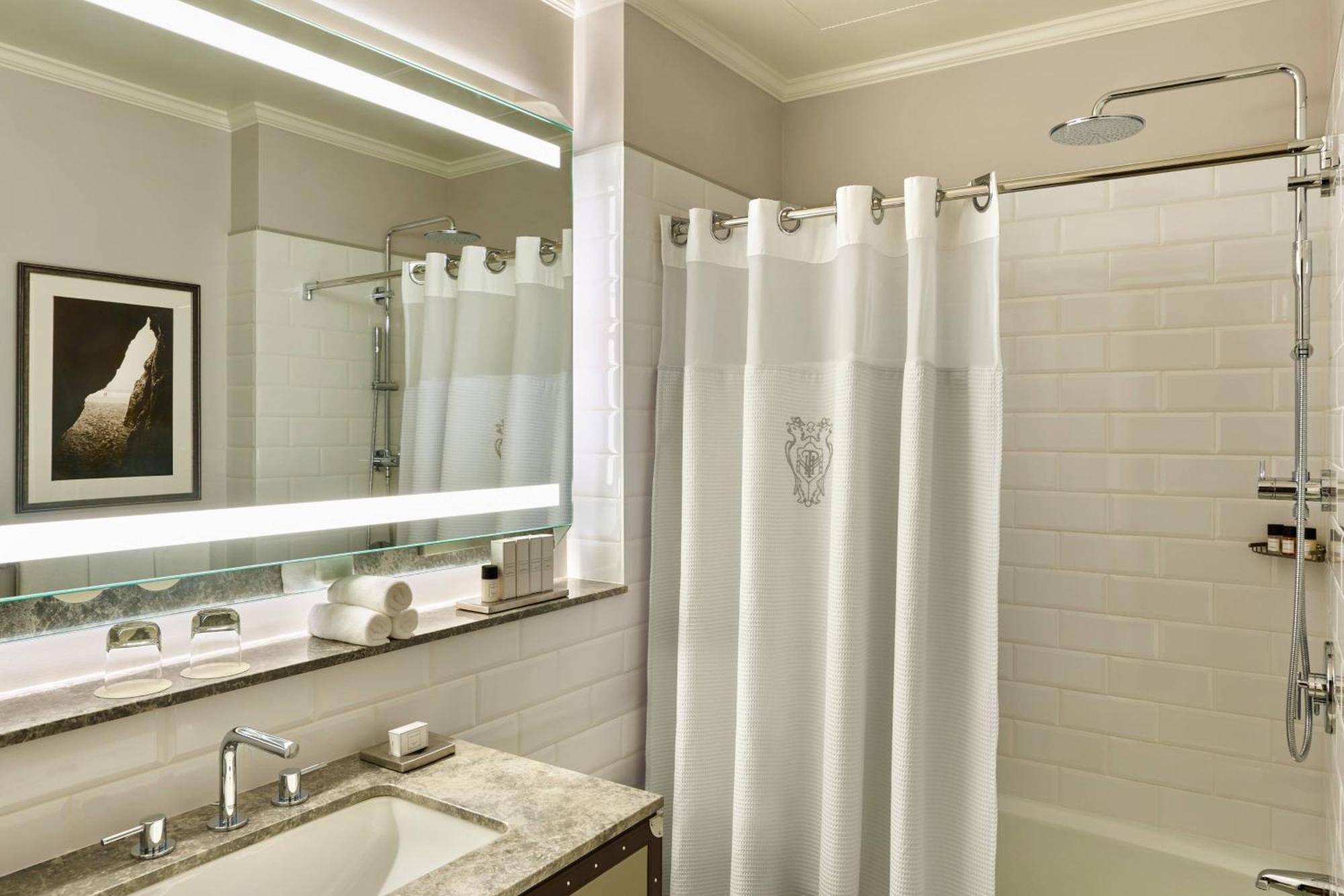 Grand Deluxe Room, Larger Guest room, 1 King, City view