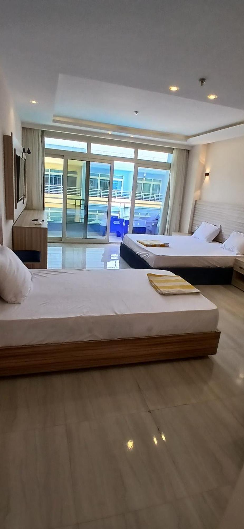 Kamer met Queensize Bed en Uitzicht op het Zwembad