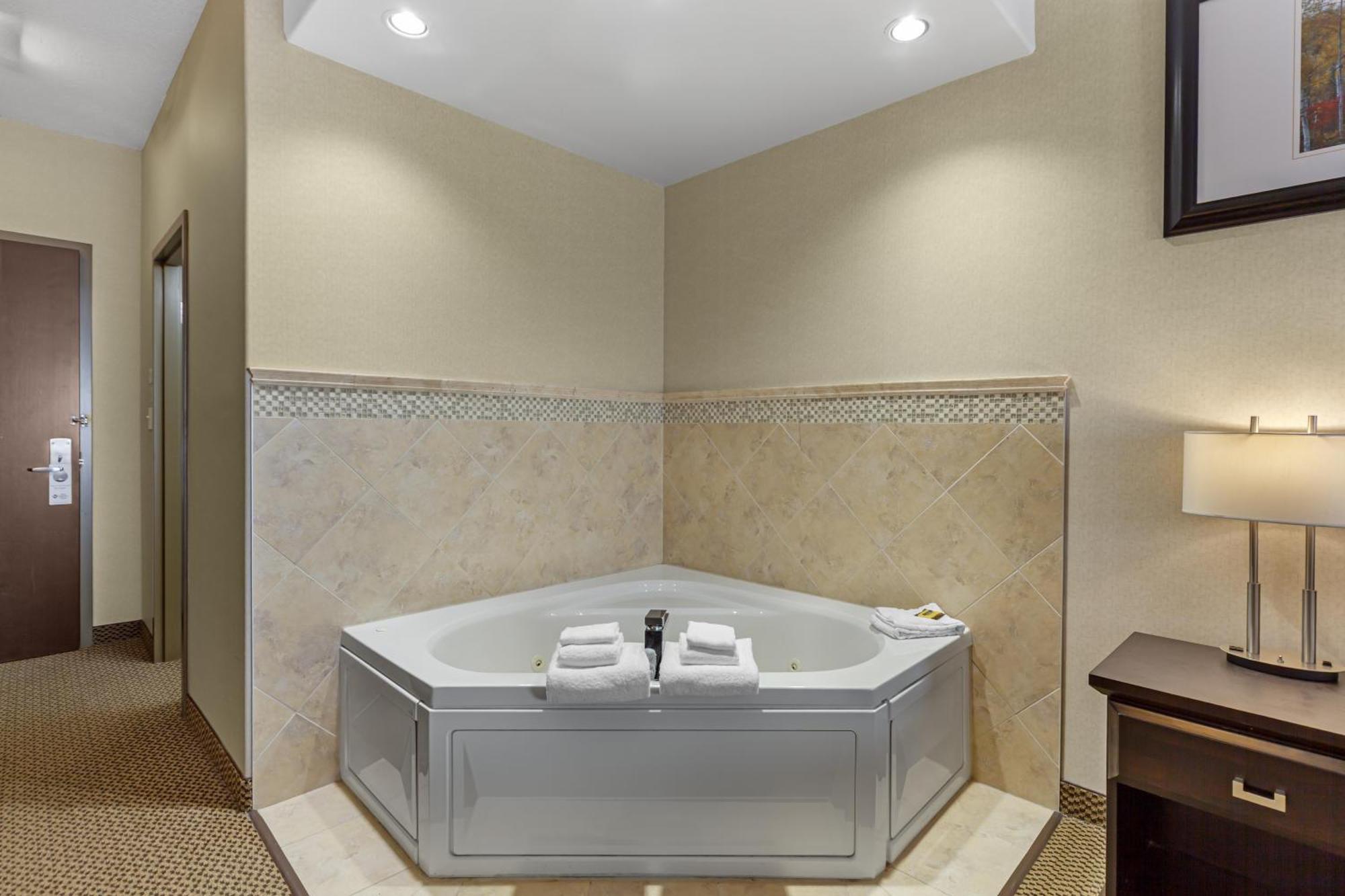 King Suite with Spa Bath - Non-Smoking