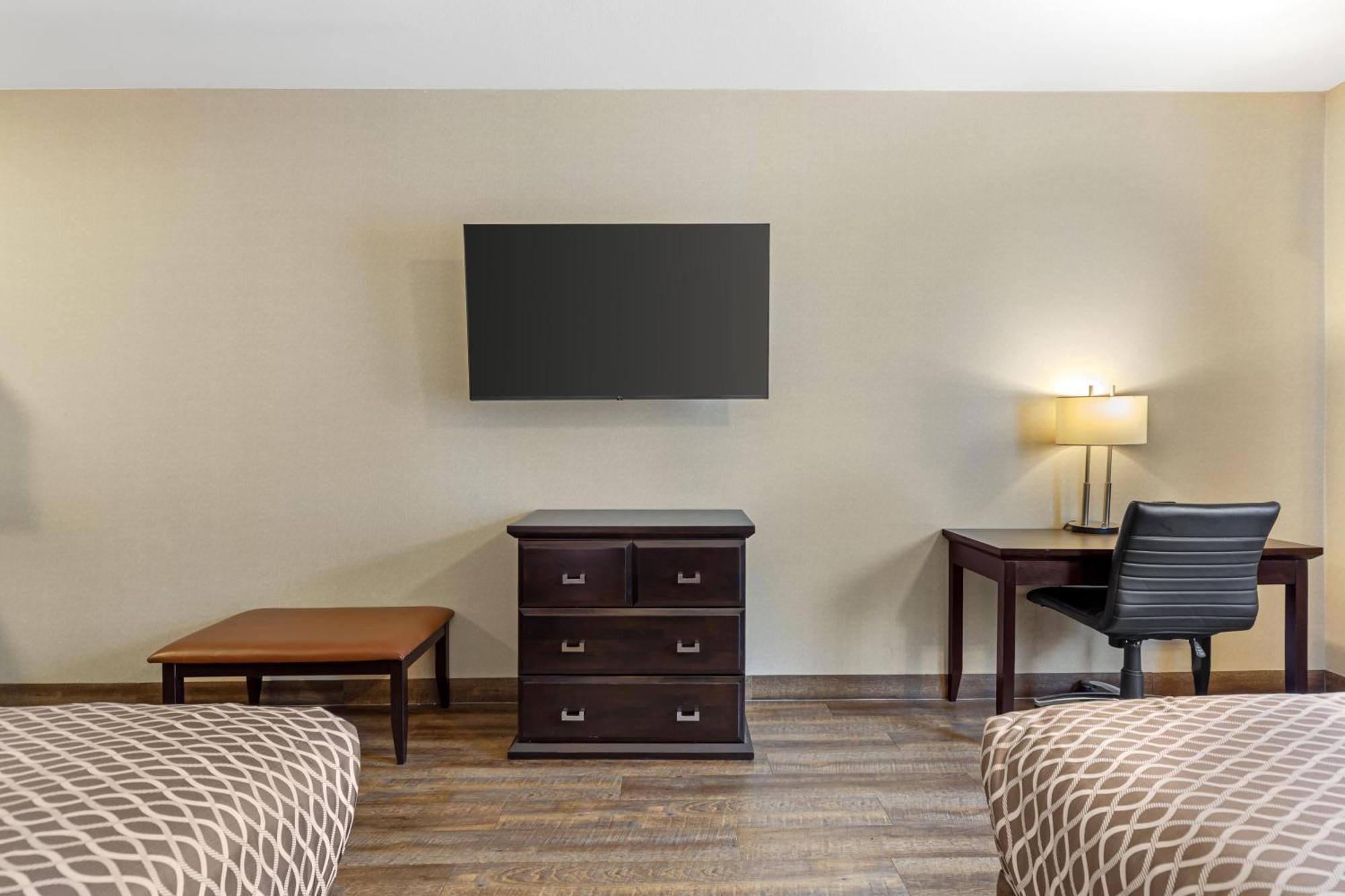 Queen Room with Two Queen Beds - Pet Friendly/First Floor/Non-Smoking
