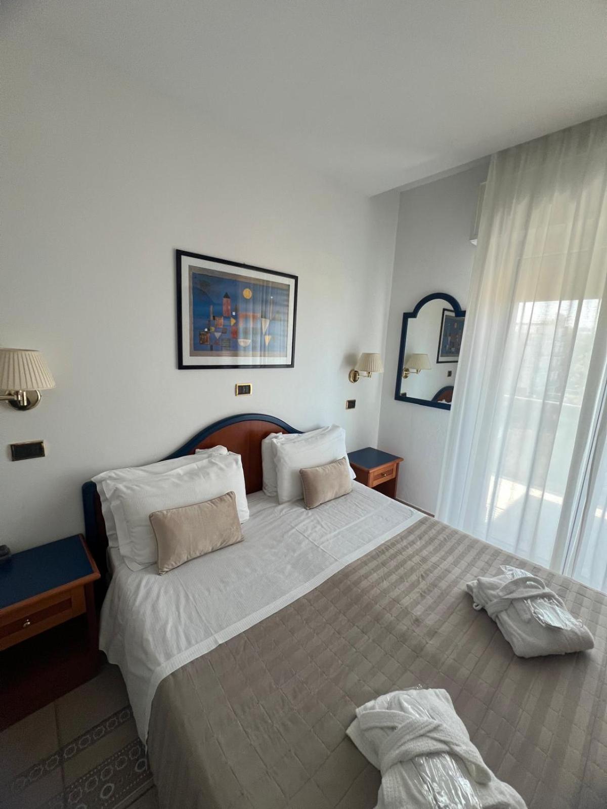 Comfort Double or Twin Room Lateral Sea View