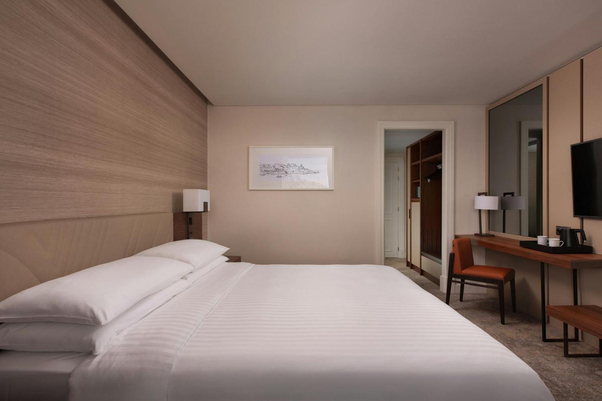 Signature King Guest room 1 King Balcony