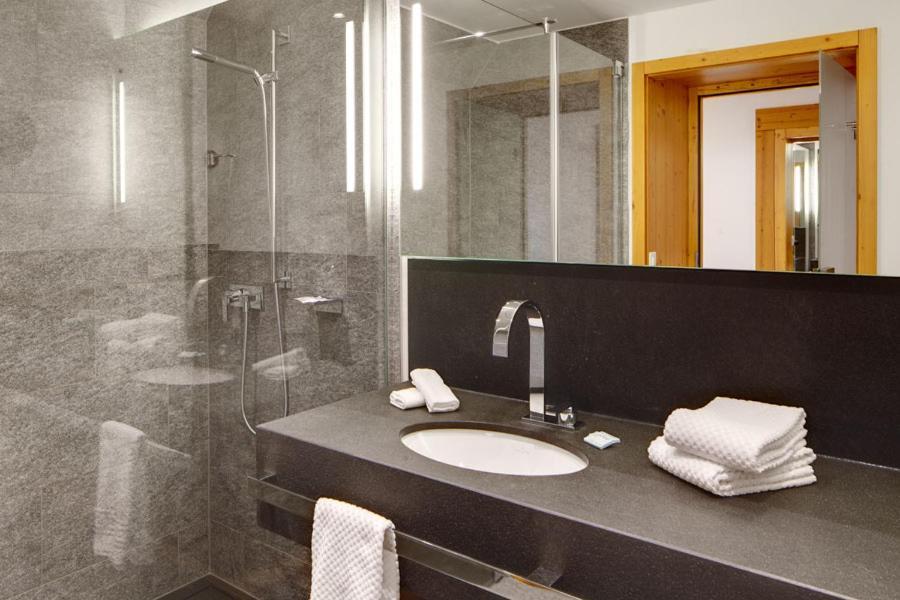 Doppelzimmer mit Whirlpool-Badewanne