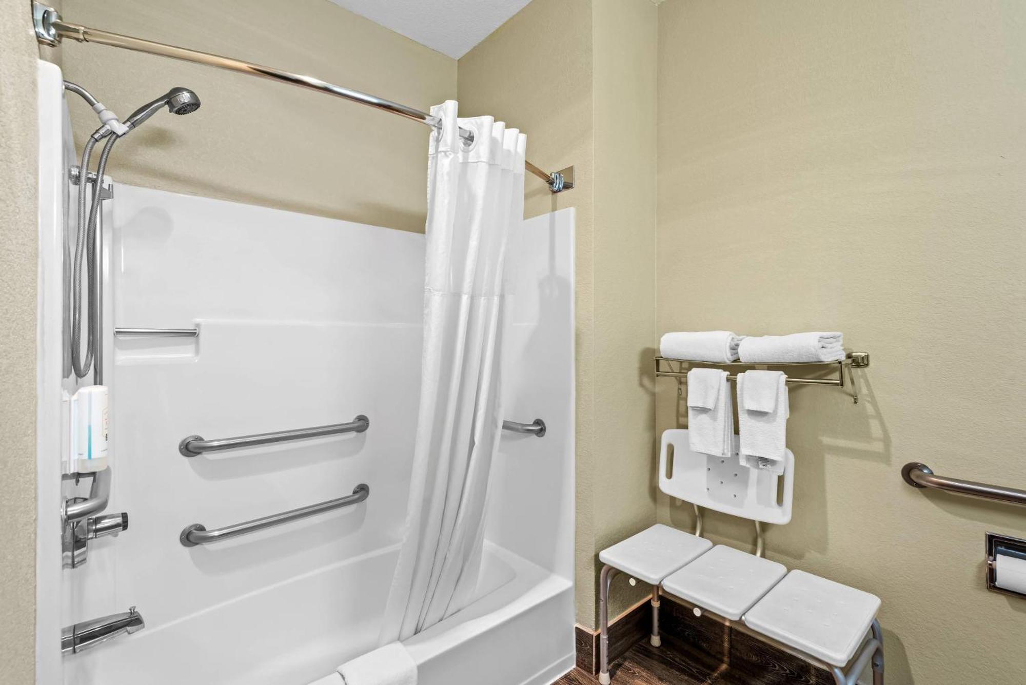 Chambre Lit Queen-Size - Accessible aux Personnes à Mobilité Réduite - Non-Fumeurs