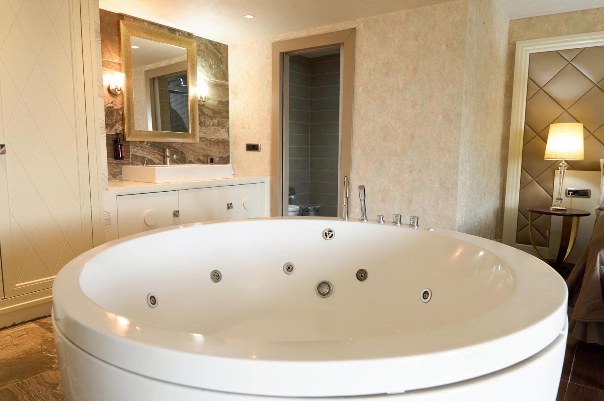 Suite mit Kingsize-Bett mit Whirlpool