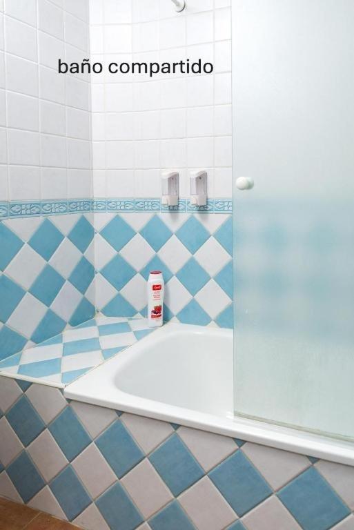 Quarto com 2 Camas de Solteiro e Banheiro Compartilhado