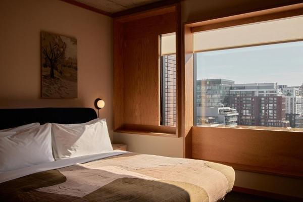 Habitación con cama extragrande y vistas a la ciudad