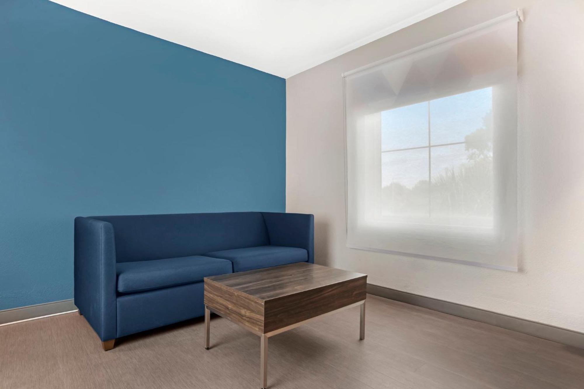 Feature Suite - Non-Smoking