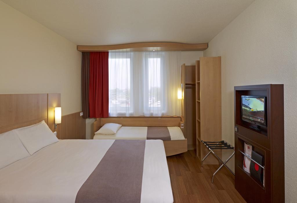 La habitación familiar estándar cuenta con 1 cama doble y 1 cama individual
