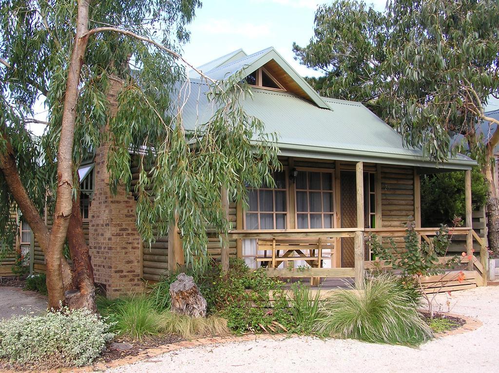 Two-Bedroom Loft Cottage with Spa Bath