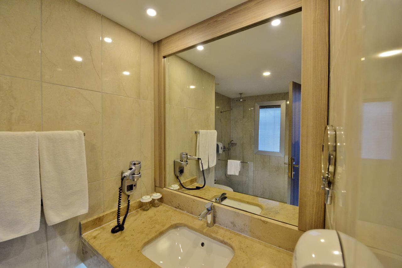 Quarto Standard com Vista Parcial do Mar