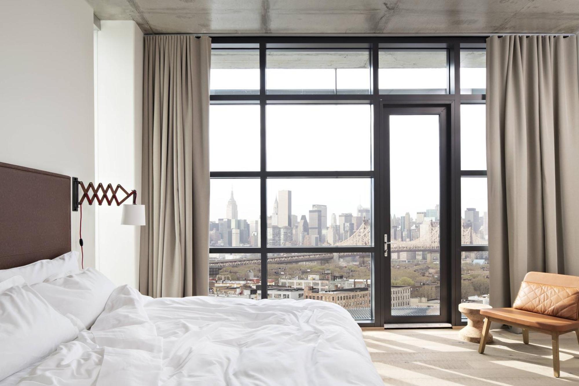 Kamer met Kingsize Bed en Balkon met Uitzicht op Manhattan