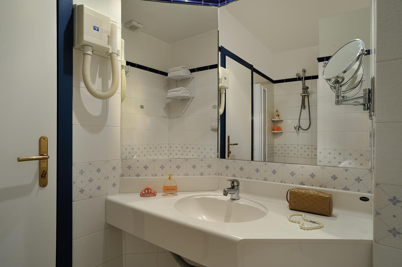 Comfort Double or Twin Room Lateral Sea View