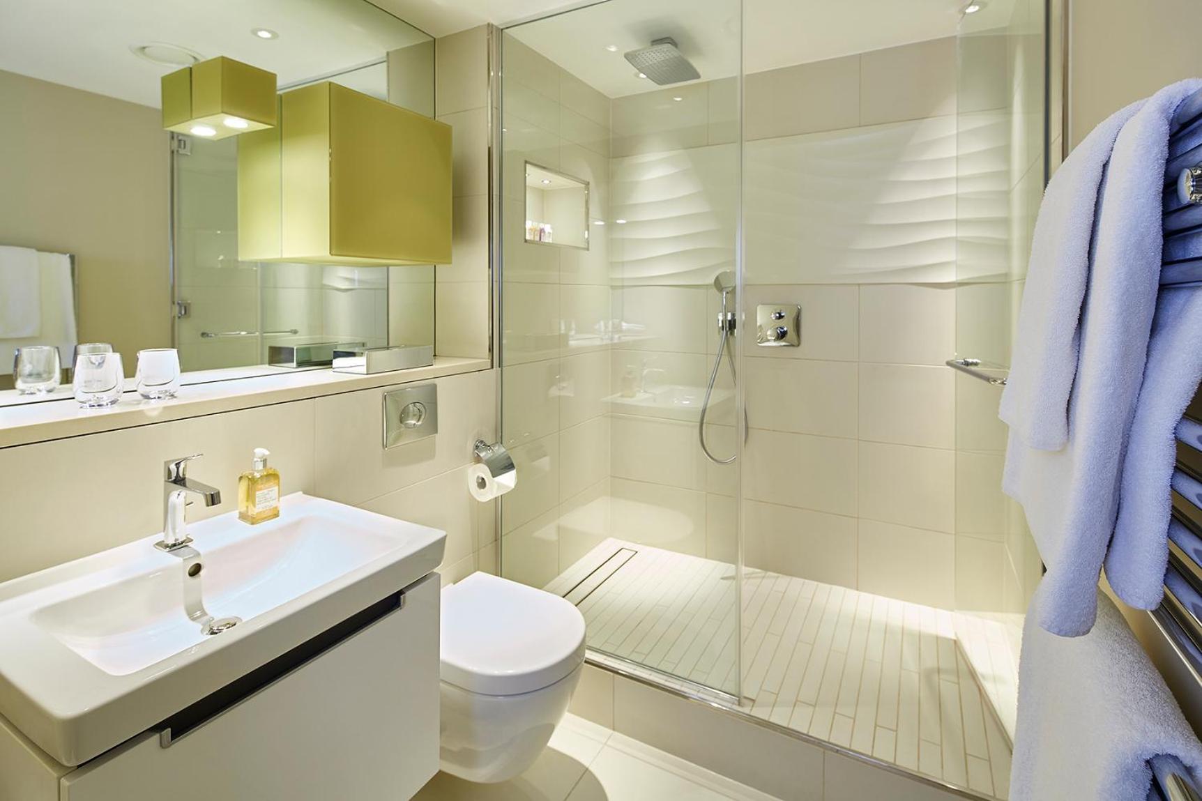 Luxury One-bedroom Apartment with Tower View
