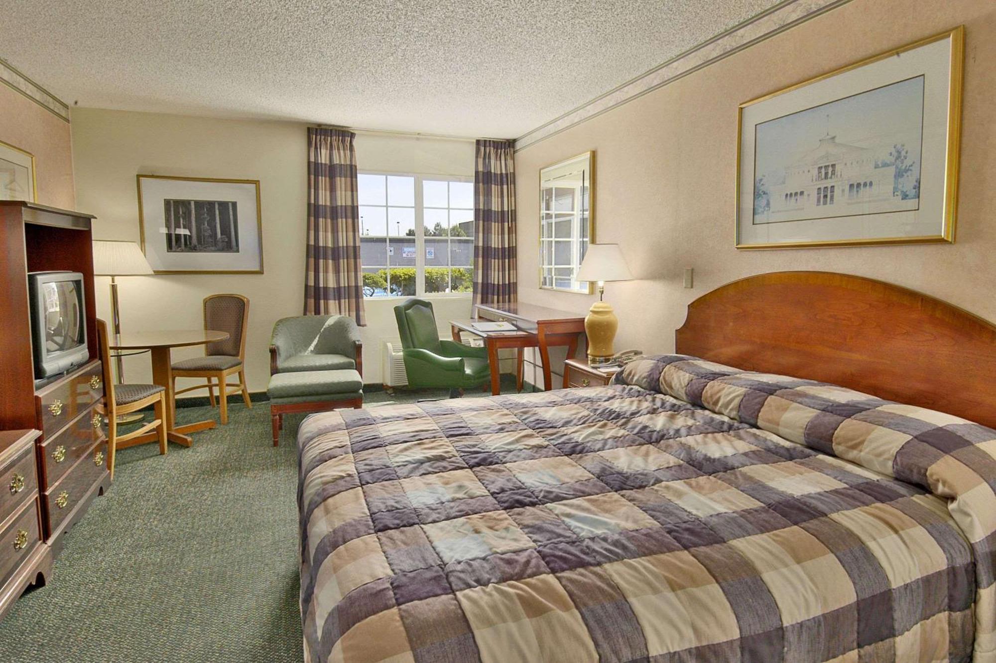 Studio Suite Three queen Beds Non-Smoking,110244744:JPEG
