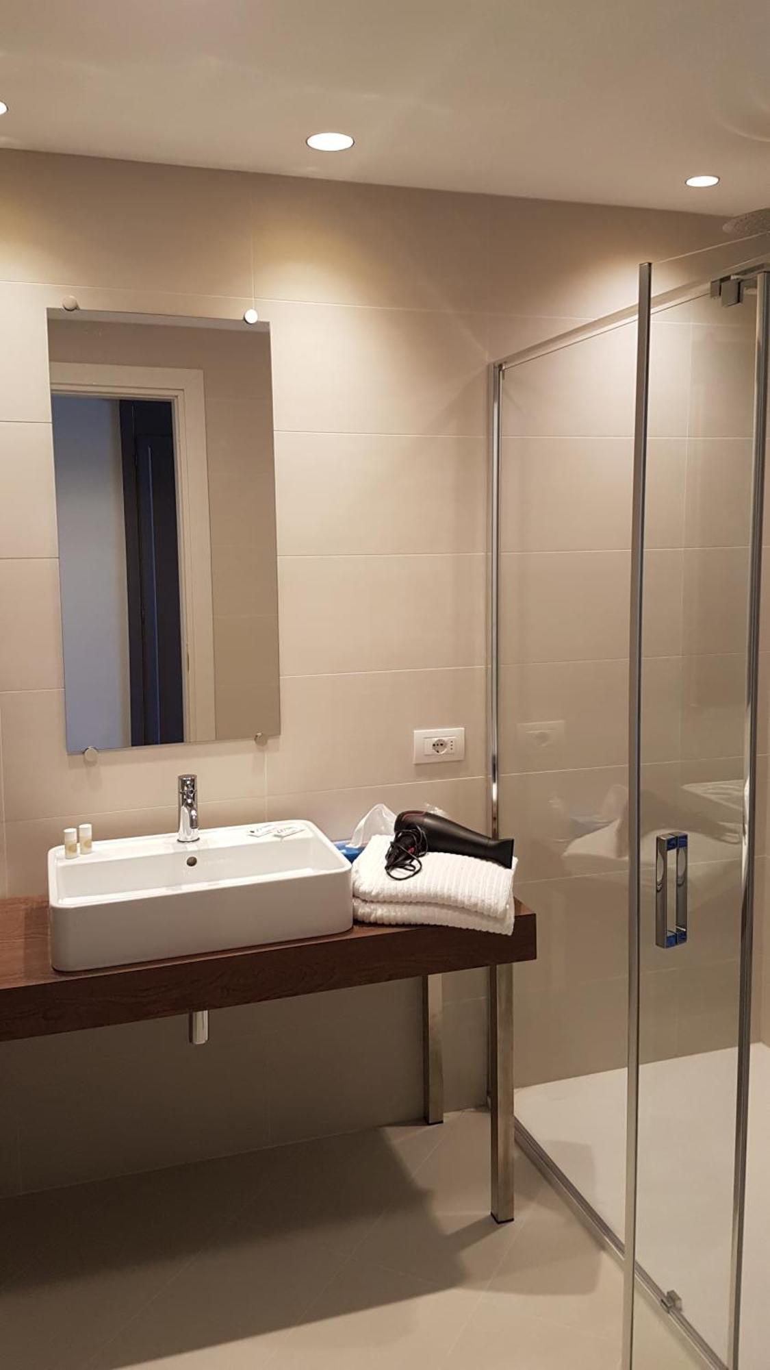 Deluxe Tweepersoonskamer met 1 of 2 Aparte Bedden en een Balkon met Uitzicht op het Meer