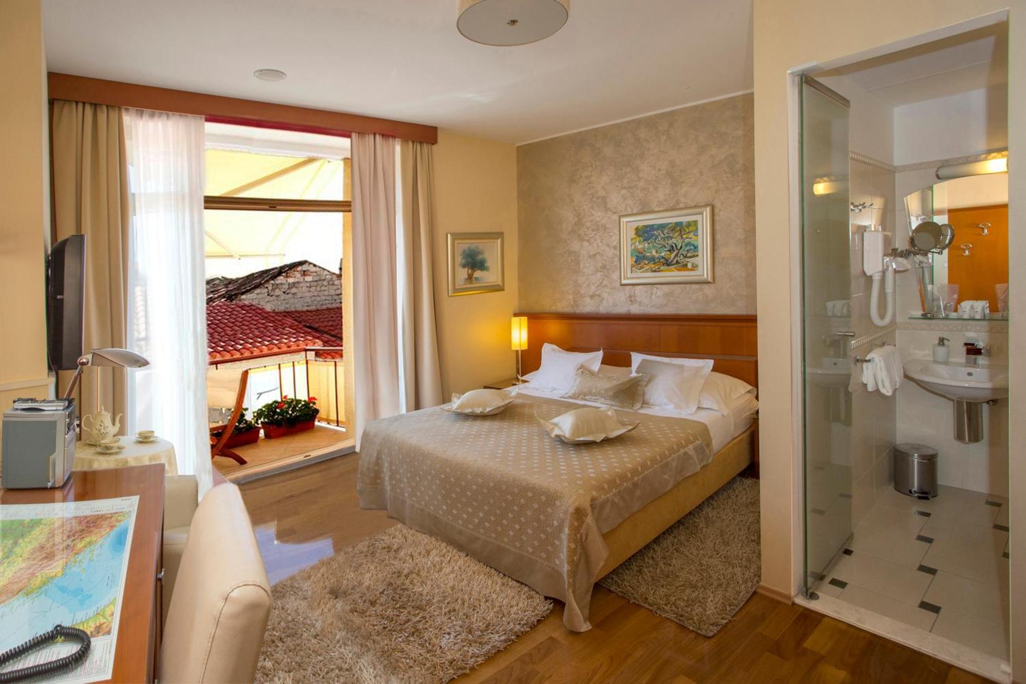 Superior Double Room with Balcony,685441131:JPEG