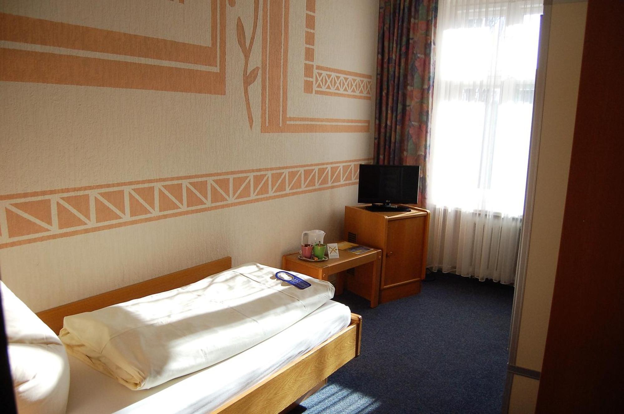 Single Room with Shared Toilet
