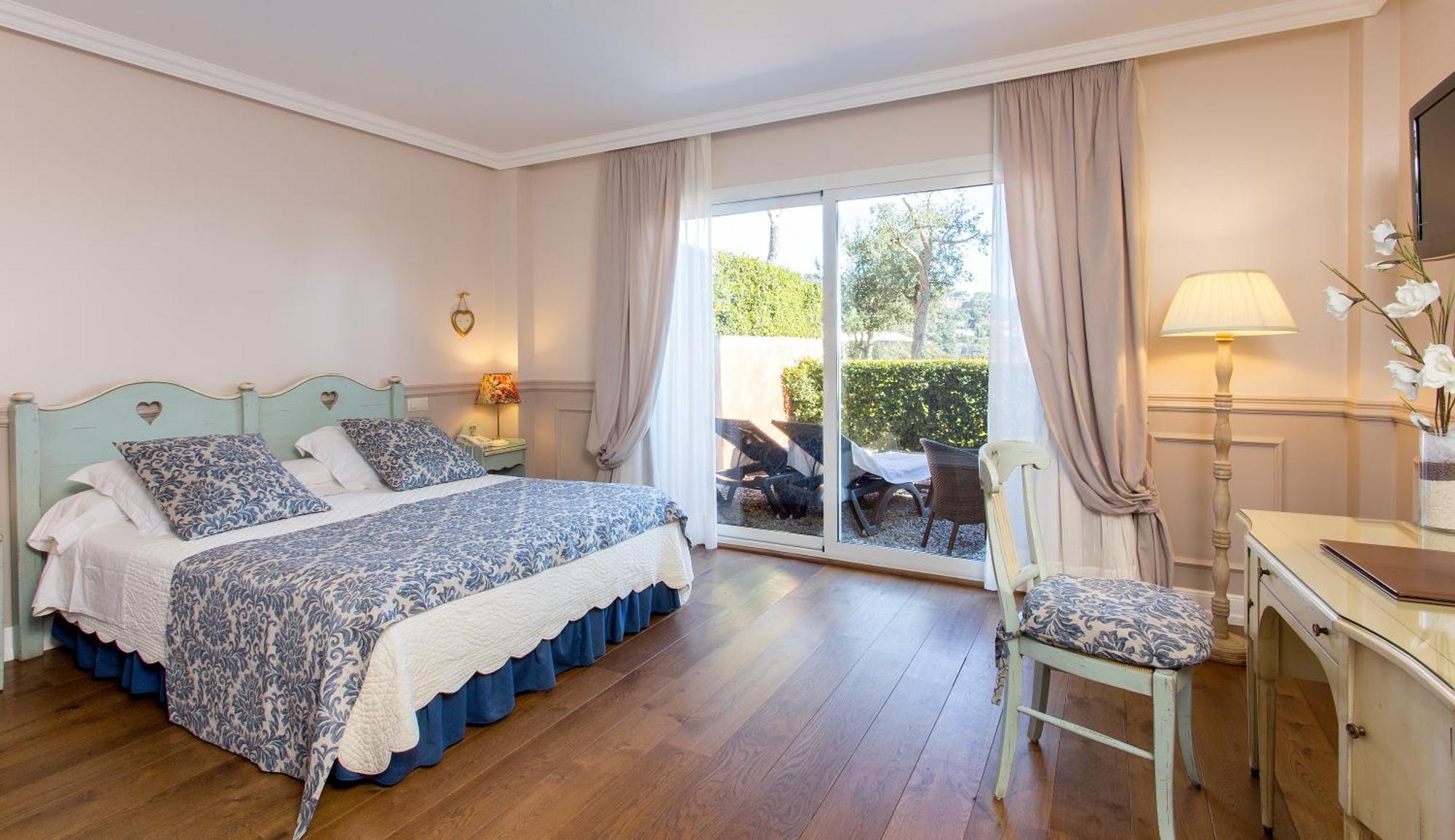 Deluxe Double Room with Garden and Sea View,703007557:JPEG
