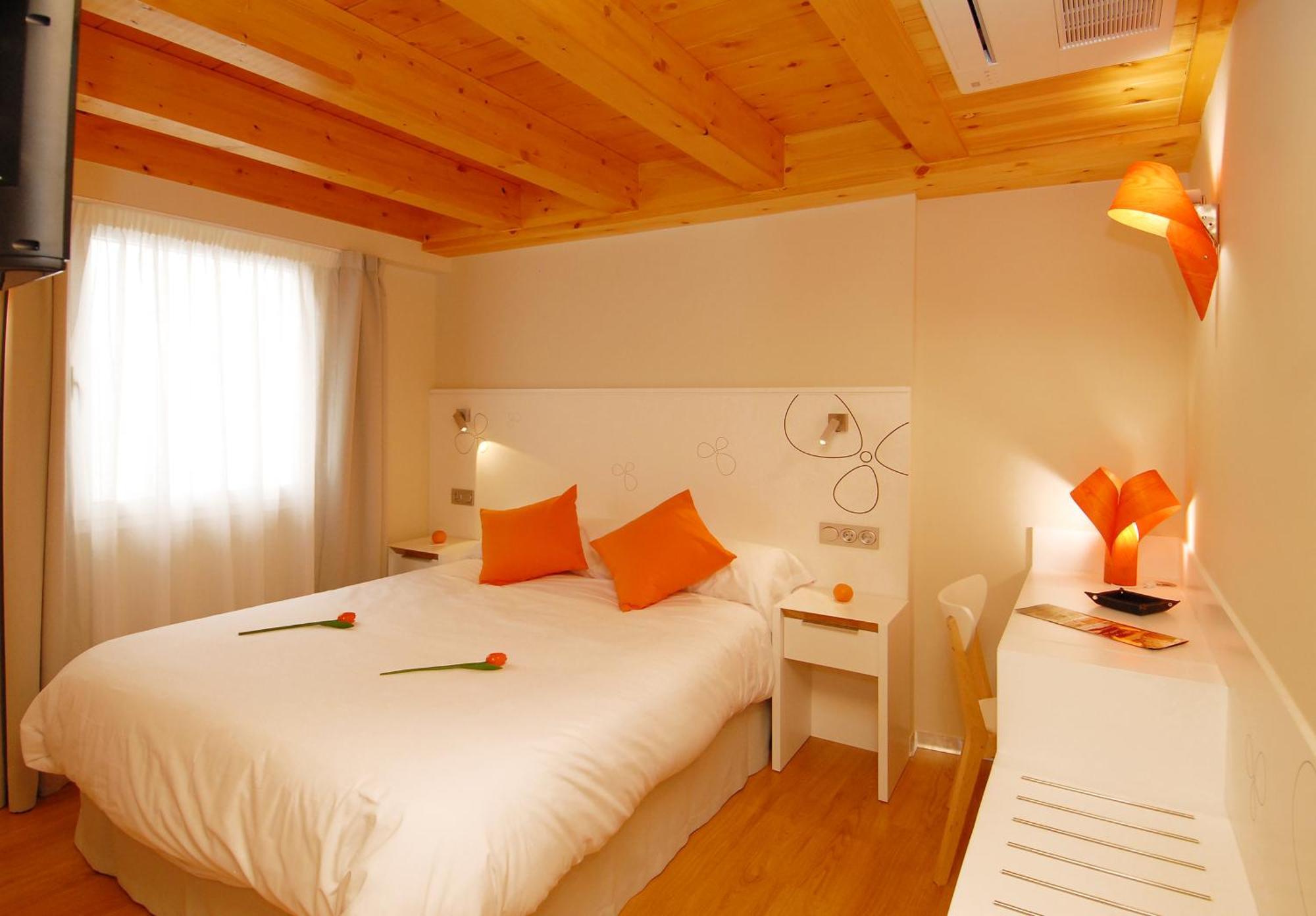 Habitación con cama grande