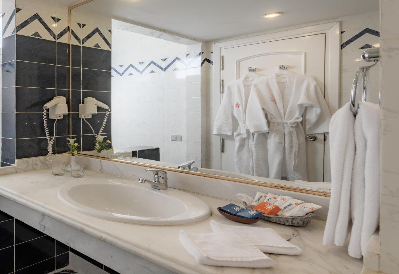 Quarto Standard com Cama de Casal ou 2 de Solteiro e Vista para a Piscina